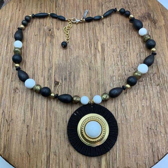 Casual Corner Vintage Boho White Black Gold Tone Beaded Circle Pendant Necklace - Picture 2 of 8
